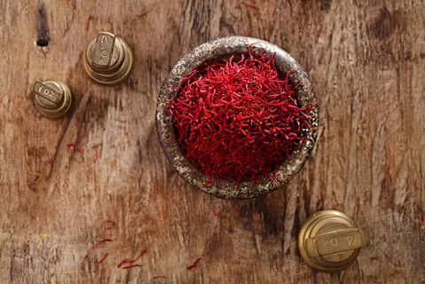 تصویر 1 از زعفران درجه یک خراسان تازه و خوش‌ عطر با بسته‌ بندی شکیل